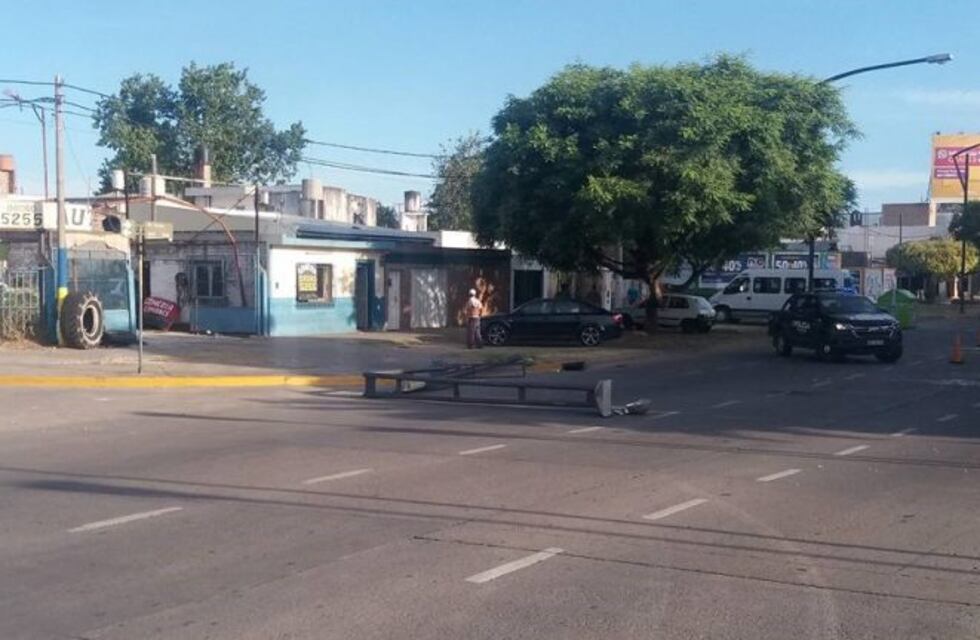 Una columna de alumbrado público se desplomó y por fortuna no provocó un grave accidente