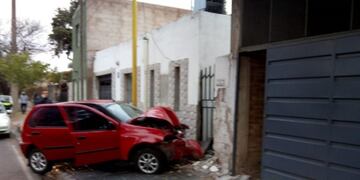Se estrelló contra una casa, frente a la Jefatura de Policía de San Luis\u002E