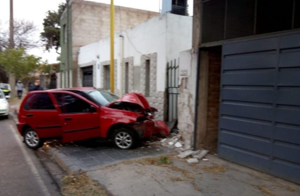 Manejaba ebrio y chocó contra una casa