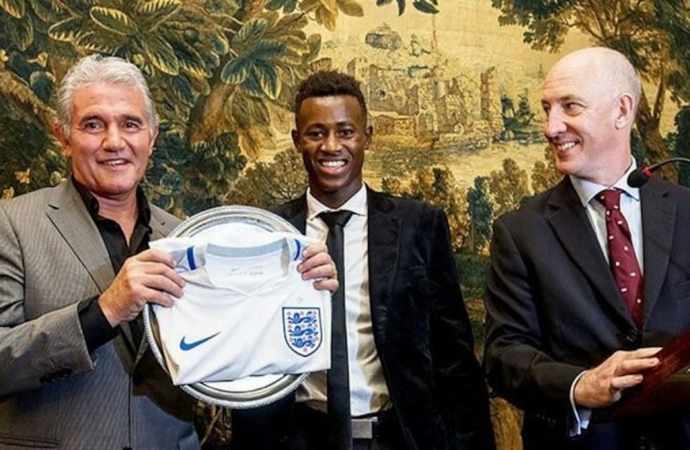 La banda de la Fuerza Aérea Argentina homenajeó a la reina de Inglaterra