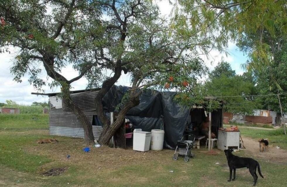 Hallaron a un bebé abandonado y comiendo de la basura