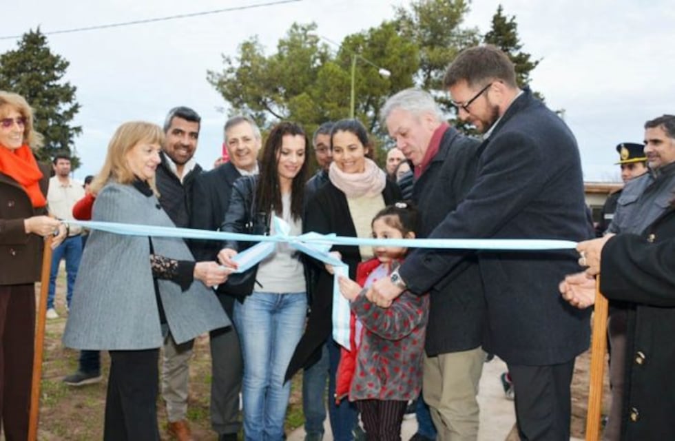 En Ataliva Roca inauguraron viviendas, asfalto y entregaron créditos