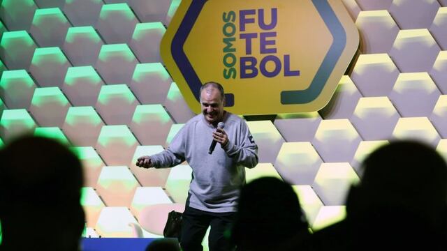 BRA03. Ru00cdO DE JANEIRO (BRASIL), 08/05/16.- Fotografu00eda cedida por la Confederaciu00f3n Brasileu00f1a de Fu00fatbol (CBF), del entrenador argentino Marcelo Bielsa durante su intervenciu00f3n en la segunda ediciu00f3n del seminario 'Somos Fu00fatbol' hoy, lunes 8 de mayo de 2017, en Ru00edo de Janeiro (Brasil). Bielsa revelu00f3 hoy que fue un