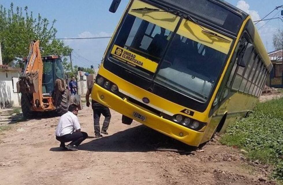 Asaltaron al chofer y a los pasajeros de un colectivo que estaba atascado en una zanja