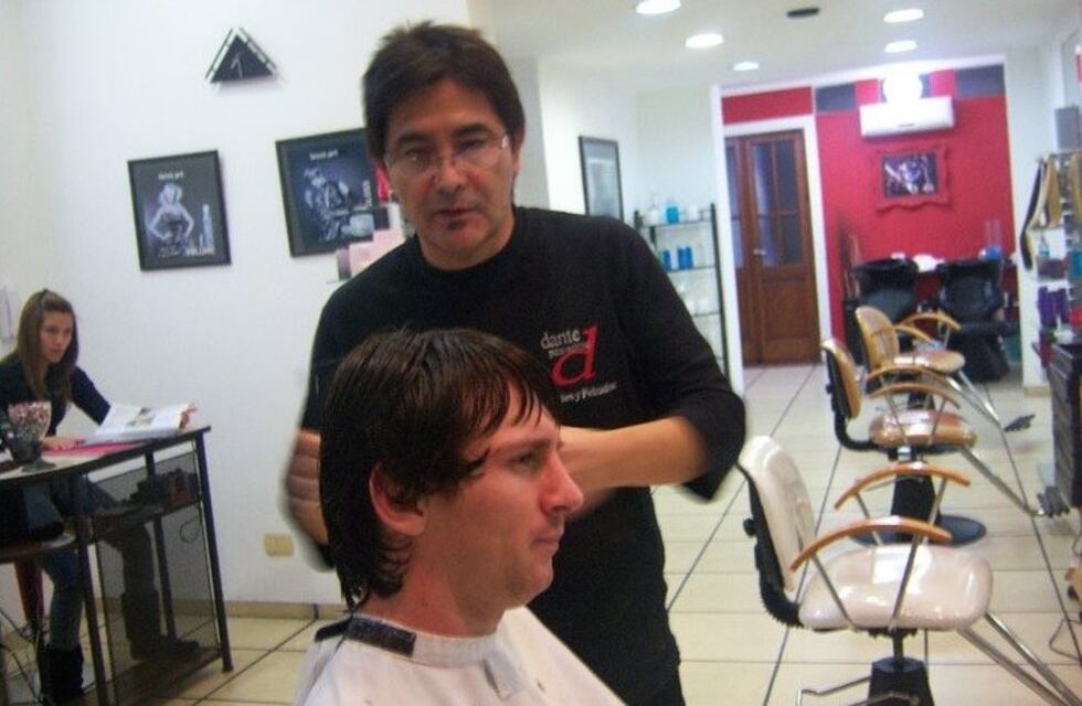 El peluquero de barrio que ya se prepara para peinar a Roccuzzo antes de la boda con Messi