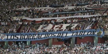 hinchas hinchada bandera los borrachos del tablon Argentina's River Plate supporters cheer for their team during the Copa Sudamericana 2014 round before the quarterfinals second leg football match against Paraguay's Libertad at the Monumental stadium in Buenos Aires, Argentina, on October 22, 2014\u002E AFP PHOTO / Juan Mabromata cancha river plate futbol copa sudamericana 2014 futbol futbolistas river plate libertad de paraguay
