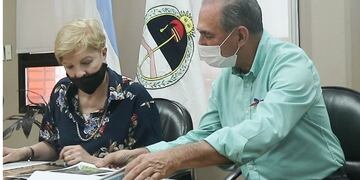 Viviana Rovira firma convenio de biodiversidad de Posadas con el intendente de esta ciudad Leonardo Stelatto\u002E