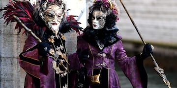 Revellers wearing masks and period costumes take part in the Venice Carnival on February 24, 2019 in Venice\u002E (Photo by Alberto PIZZOLI / AFP) italia venecia celebracion carnaval de venecia
