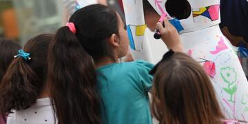 La muestra fue interactiva y los chicos pudieron participar interviniendo los maniquíes (Prensa Municipalidad de Rafaela)