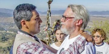 Santos Clemente Vera junto al padre de una de las jóvenes asesinadas (La Gaceta)