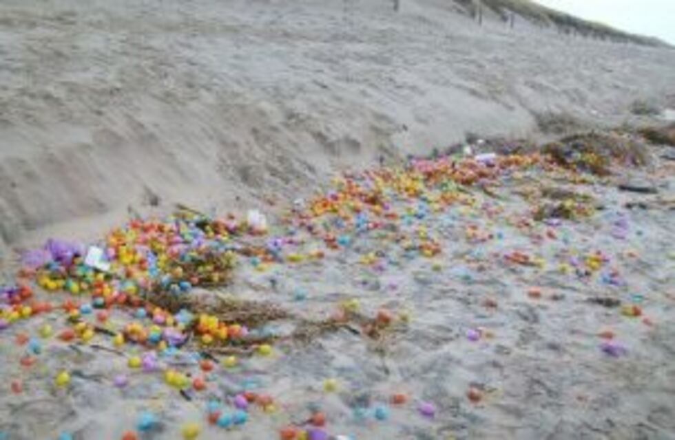 Una playa amaneció cubierta de los regalos del huevo Kinder