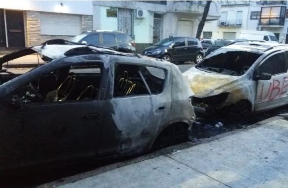Quemaron dos autos en La Paternal y sospechan de un nuevo caso de "caza Uber"