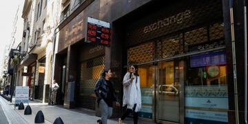 ARG102\u002E BUENOS AIRES (ARGENTINA), 25/09/2018\u002E- Vista de una casa de cambio hoy, martes 25 de septiembre de 2018, en la zona financiera de Buenos Aires (Argentina)\u002E El presidente del Banco Central de Argentina (BCRA), Luis Caputo, que asumió su cargo hace ahora tres meses, renunció hoy en medio de la crisis económica que vive el país y mientras el Gobierno de Mauricio Macri renegocia con el FMI el crédito de 50\u002E000 millones de dólares otorgado en junio\u002E Se trata de la segunda dimisión de la máxima autoridad de la entidad en 2018 y se da el mismo día en que los sindicatos argentinos realizan la cuarta huelga general contra la política económica del Ejecutivo, en la que protestan de forma especial contra el acuerdo con el organismo que dirige Christine Lagarde\u002E EFE/David Fernández\r\n\r\n\r\n\r\n\r\n\r\n\r\n\r\n\r\n ciudad de buenos aires suba del dolar recorrida casas de cambio city porteña