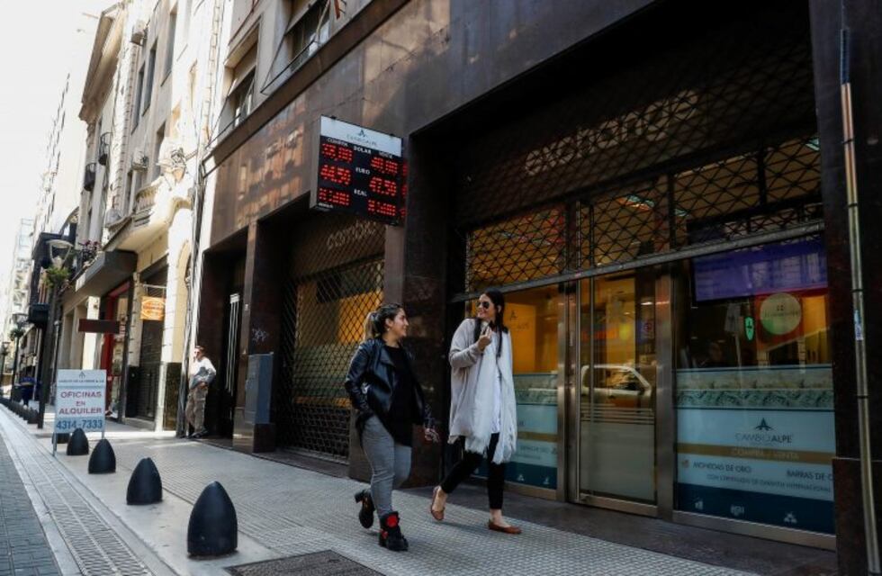 La tasa cedió un poquito, pero el dólar no se movió en los bancos