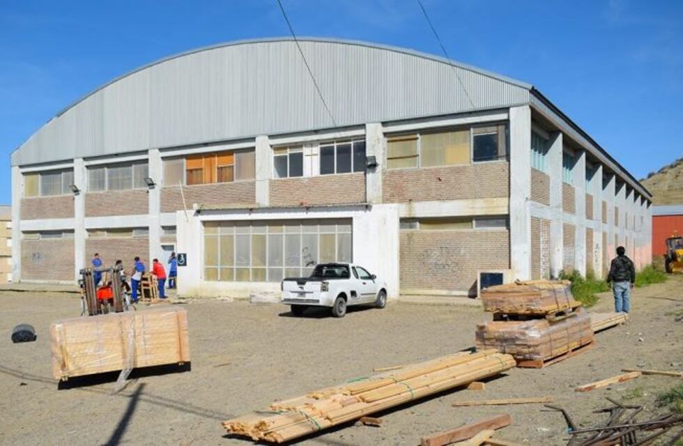 Llegó el piso flotante para el Gimnasio "Mirta Reartes"