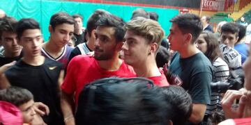 Campazzo rodeado del cariño de los chicos de Córdoba\u002E