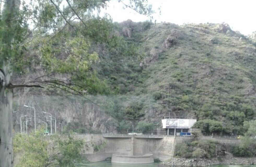 Tras la creciente, las algas coparon el embudo del Dique San Roque