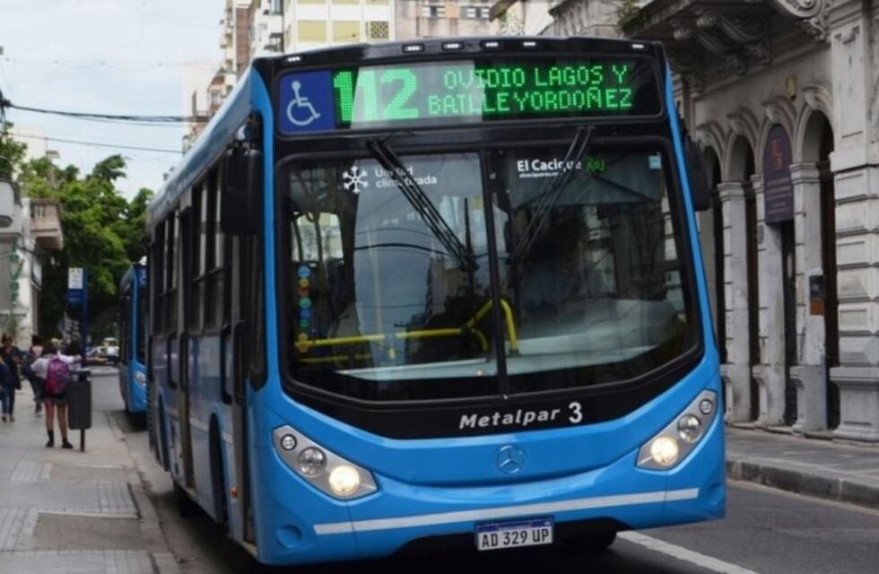 Para evitar picos en el uso de colectivos Javkin anunció refuerzos, pero no descarta restricciones