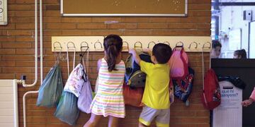 Organizan una campaña para donar medias a un colegio del barrio La Gloria