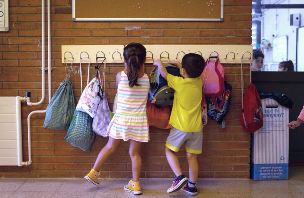 Organizan una campaña para donar medias a un colegio del barrio La Gloria