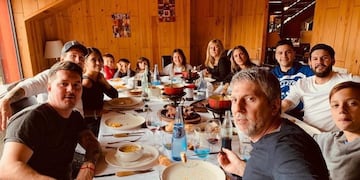 Los hermanos y el padre del futbolista se reunieron con sus primos\u002E (@leomessi)