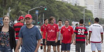 Clima tenso entre hinchas de Independiente y Flamengo en la previa de la final de la Copa Sudamericana\u002E Foto: O Globo/GDA via ZUMA Wire/dpa