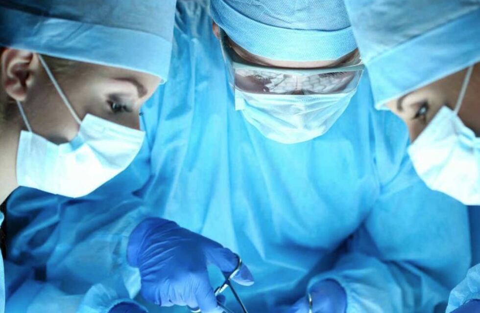 Un juez de Chubut ordenó a una obra social a cubrir la cirugía de un adolescente trans