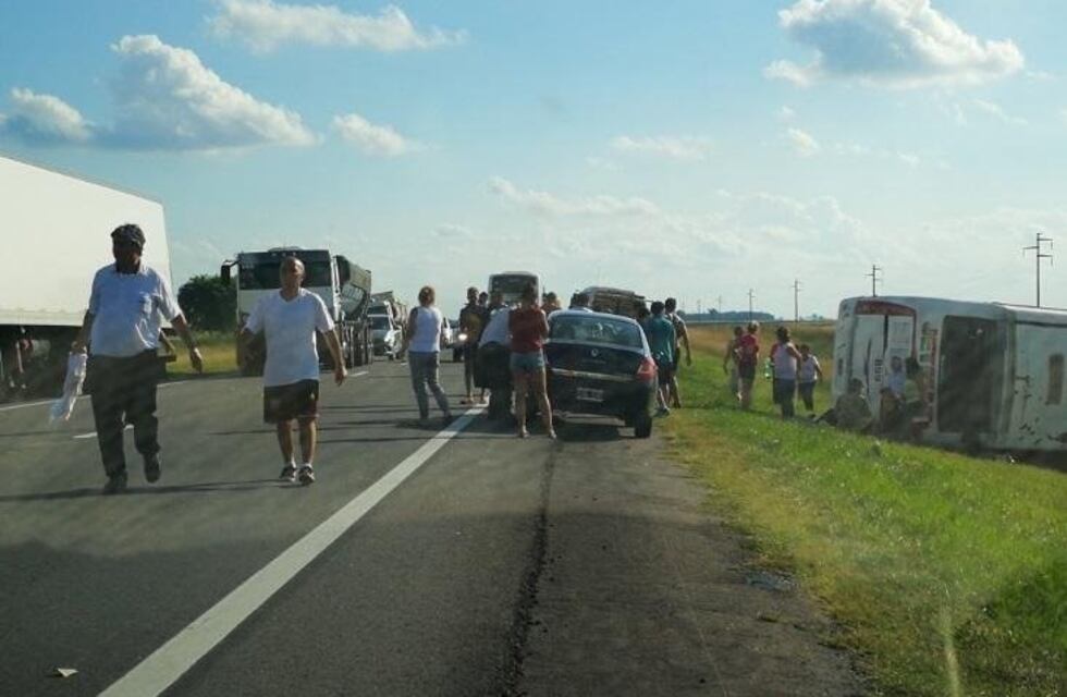 El vuelco de un micro se cobró la vida de cinco personas y dejó alrededor de 28 heridos
