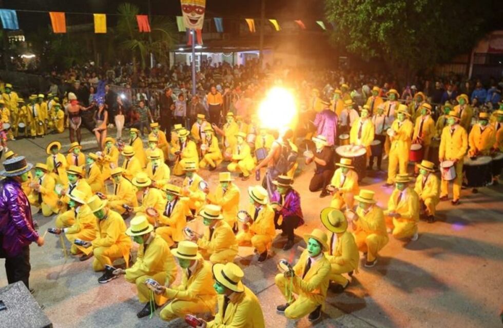Se disfrazó de policía para desfilar en un corso y lo detuvieron por usurpación de título