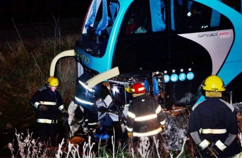 Dos víctimas fatales por el choque de un micro de Viedma en Olavarria