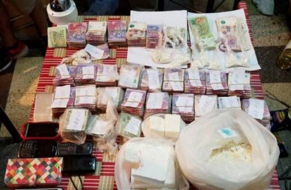 La policía secuestró más de $100 mil y 4 kilos de cocaína