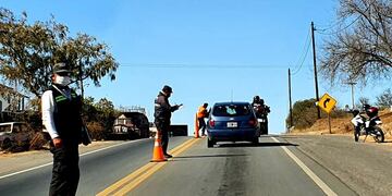 Controles viales en uno de los ingresos a Villa Carlos Paz\u002E (Foto: VíaCarlosPaz)\u002E
