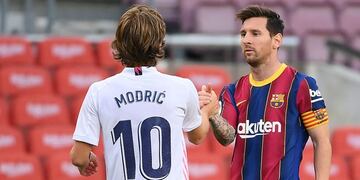 Messi felicita a Modric (LLUIS GENE / AFP)