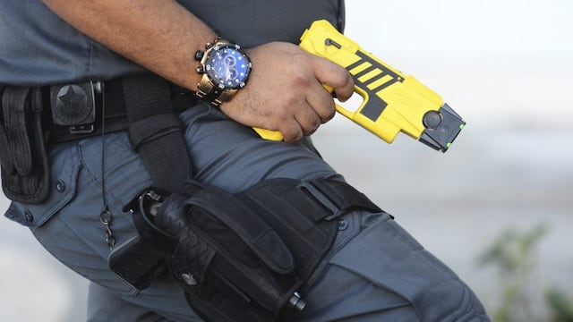 Para D'Alessandro, la Taser hubiese servido para reducir al hombre que murió de una patada
