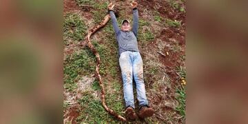 El dueño de la chacra midió la raíz que alcanzó los 3,10 metros de largo\u002E