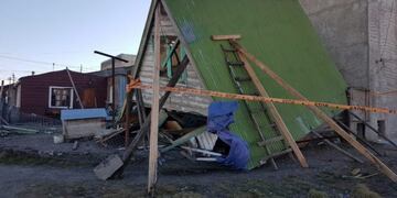 Casilla se derrumbo por los fuertes vientos