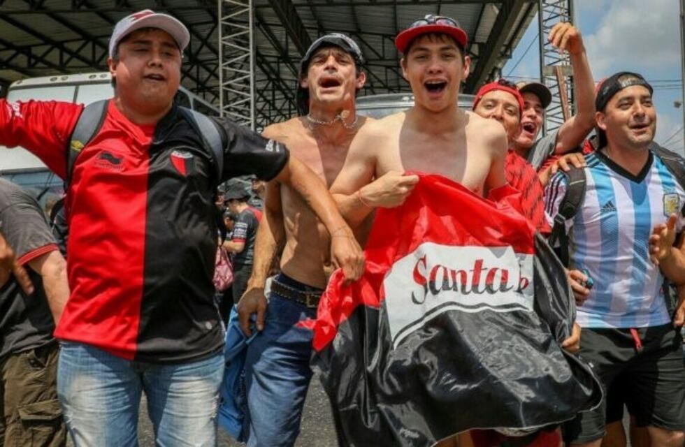 Sueño copero: las mejores imágenes de la hinchada de Colón a horas de la final en Asunción
