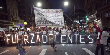 DYN200, BUENOS AIRES 20/03/2017, DOCENTES MARCHAN ESTA NOCHE EN EL CENTRO PORTEu00d1O EN RECLAMO DE MEJORAS SALARIALES. FOTO: DYN/ALBERTO RAGGIO.