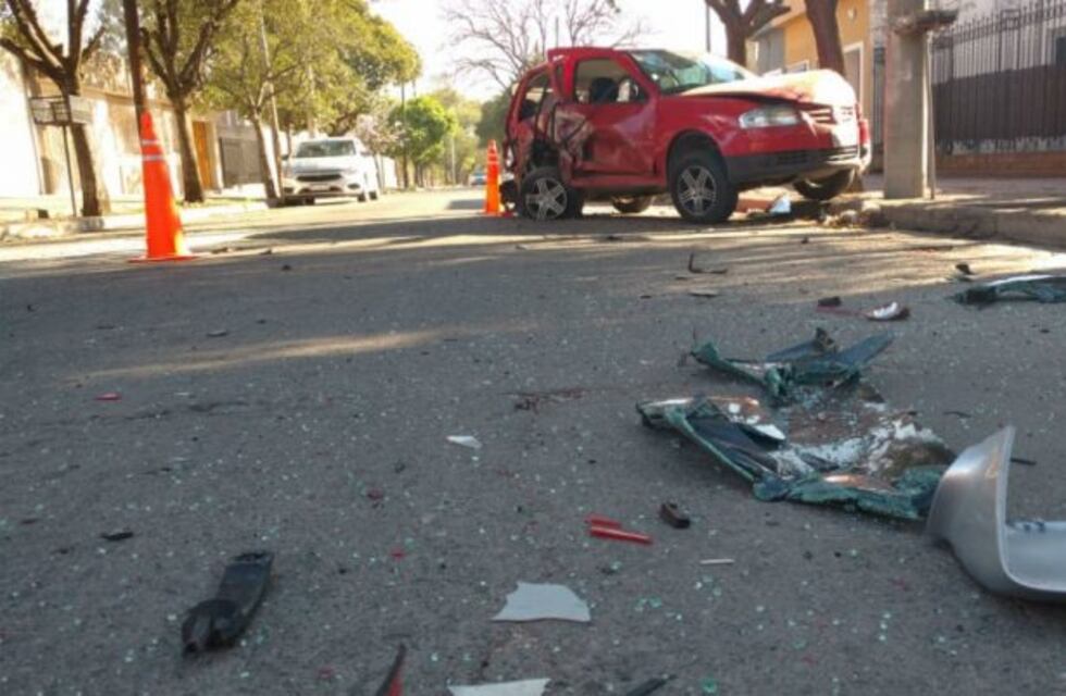Choque y vuelco en Alto Alberdi: dos heridos