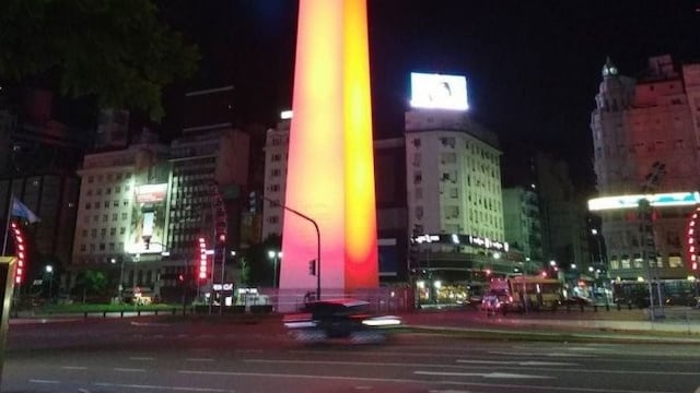 El Obelisco porteu00f1o amaneciu00f3 este martes iluminado de rojo para concientizar sobre problemas cardu00edacos.