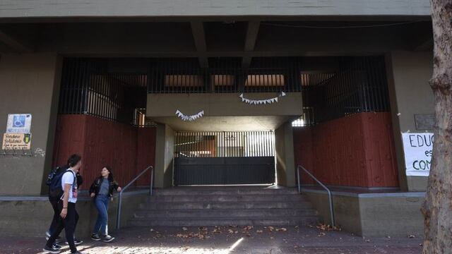 Sentada en colegios de la UNCuyo.
