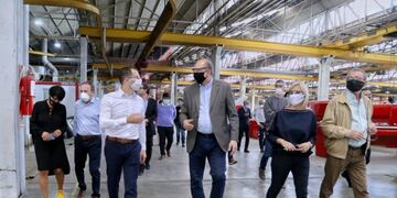 El mandatario pasó esta semana por las instalaciones del grupo Crucianelli en Armstrong\u002E (@omarperotti)