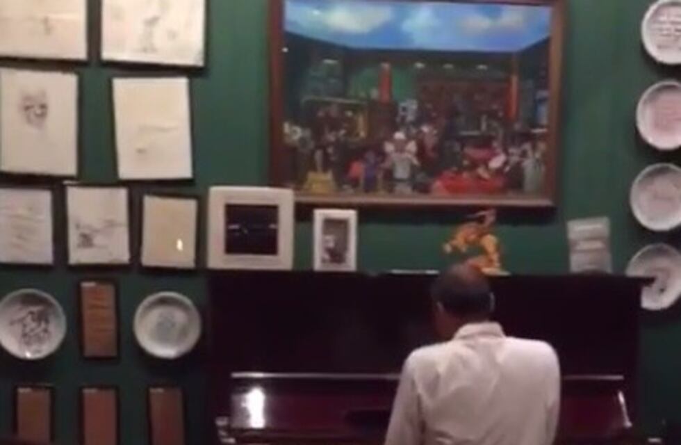 Fito Páez cantó con un mozo de un mítico restaurante rosarino y luego lo invitó a tocar en vivo