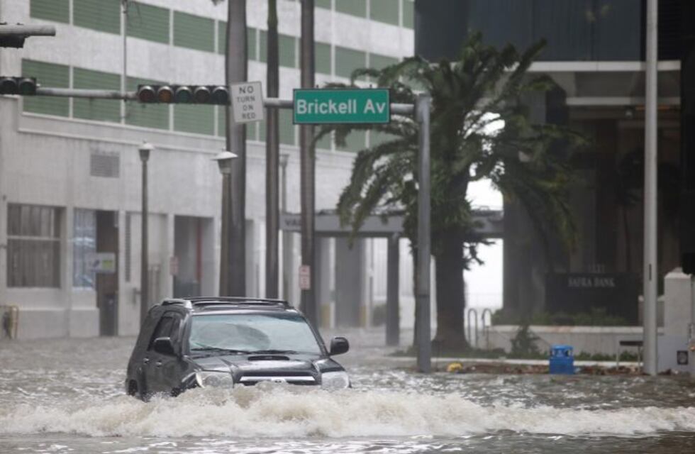 Irma se debilita y podría dejar de ser huracán