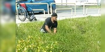 Un joven discapacitado se bajó de su silla de ruedas para salvar a un gatito