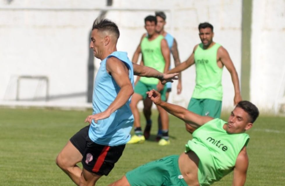 Con muchos puntaltenses en cancha, Villa Mitre y Huracán empataron en un amistoso