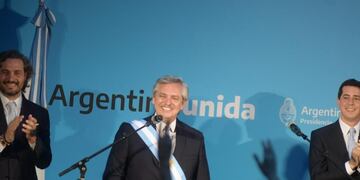 Alberto Fernández junto a Fabiola Yáñez y su hijo Estanislao\u002E (crédito: prensa Alberto Fernández)