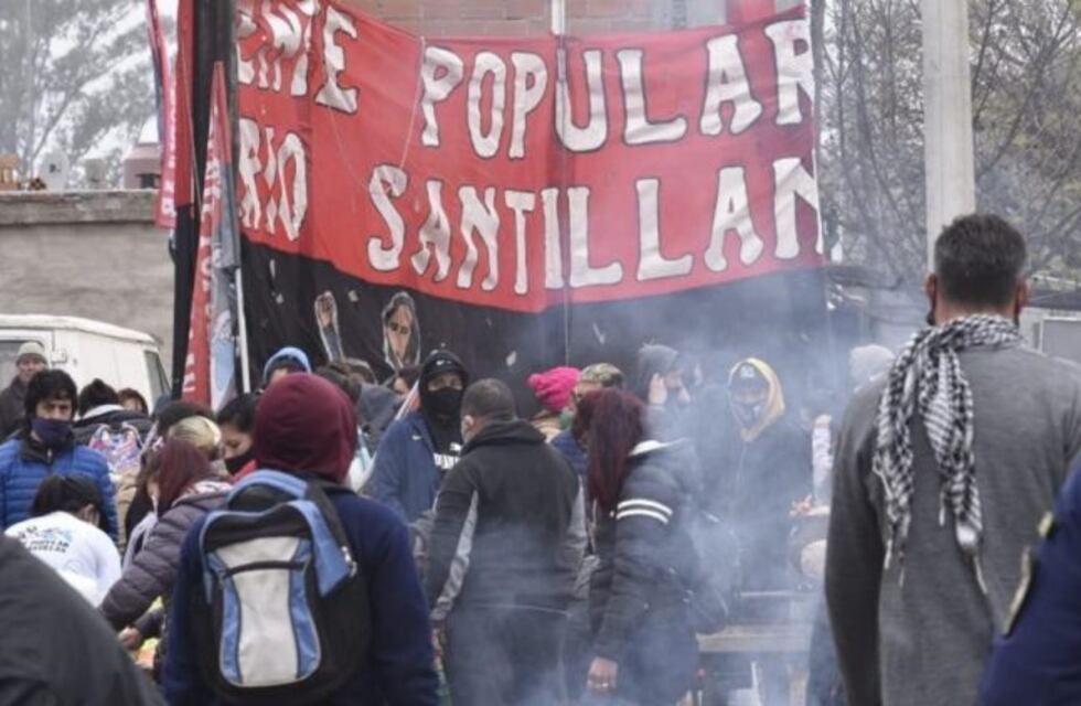 Con una olla popular, reclamaron alimentos para comedores frente a un hipermercado en Córdoba