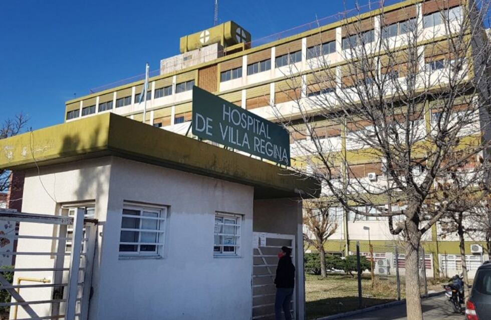 Tuvo a su hijo en el hospital de Villa Regina y murió a la espera de una cama disponible