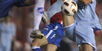 Argentinos Juniors' forward Santiago Salcedo (R) vies for the ball with Uruguay's Nacional goalkeeper Leonardo Burian during their Copa Libertadores 2011 group 3 football match, at Diego Maradona stadium in Buenos Aires, on March 15, 2011\u002E AFP PHOTO/Alejandro PAGNI\r\n buenos aires Santiago Salcedo Leonardo Burian argentinos juniors vs\u002E nacional de uruguay torneo de futbol copa libertadores de america 2011
